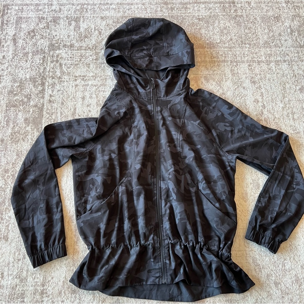 Lululemon Athletica Black Camouflage Pack It Up Jacket In Size 10